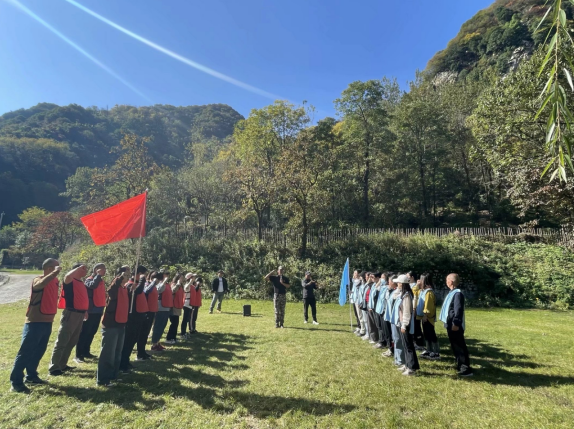 球友会熔炼教师团队 共创友谊未来——碑林区友谊小学教师开展户外拓展训练(图1)