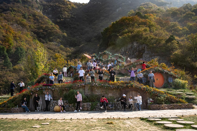 严一投资基金管理集团有限公司开展秋季旅游活动(图2)