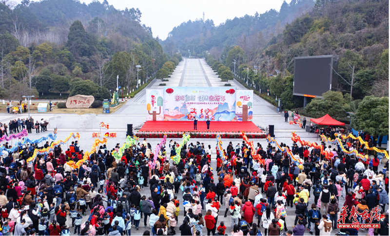 亲近自然·健康迎新年——溆浦县幼儿园开展庆元旦户外拓展游戏活动(图1)